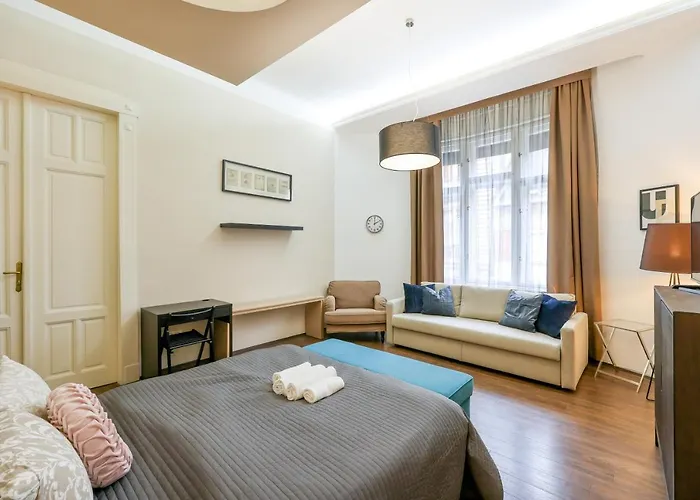 Deluxe Central Apartment With 4Bedrm 2 Bathrm